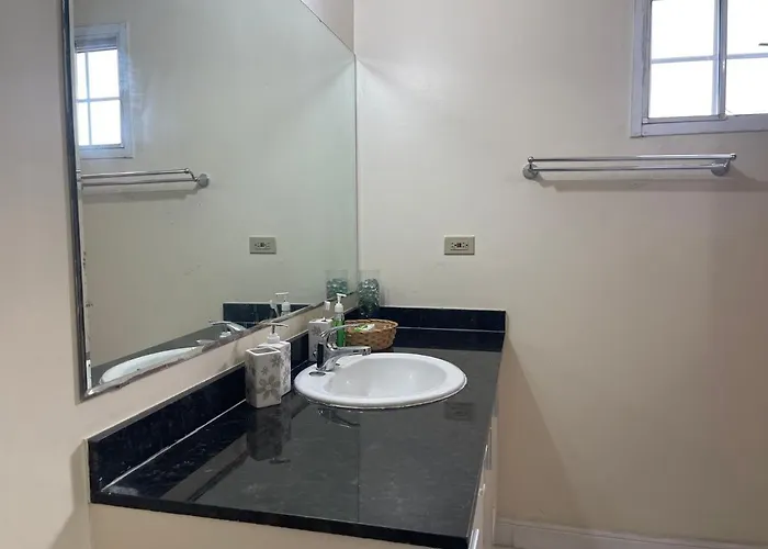 Free Airport Pickup 5 Minutes From Airport And Apartment *